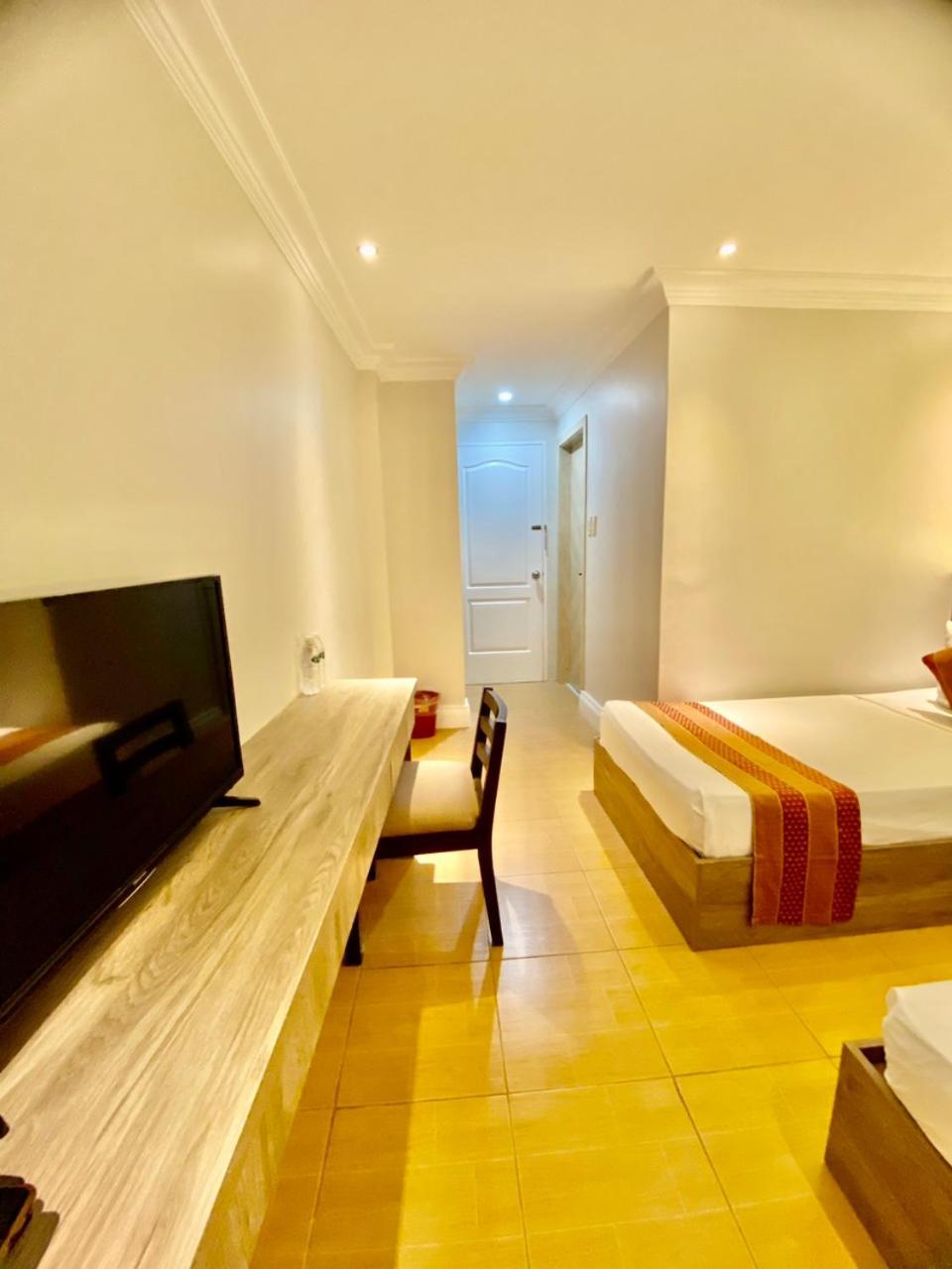 Hotel Euroasia By Bluebookers Angeles Buitenkant foto
