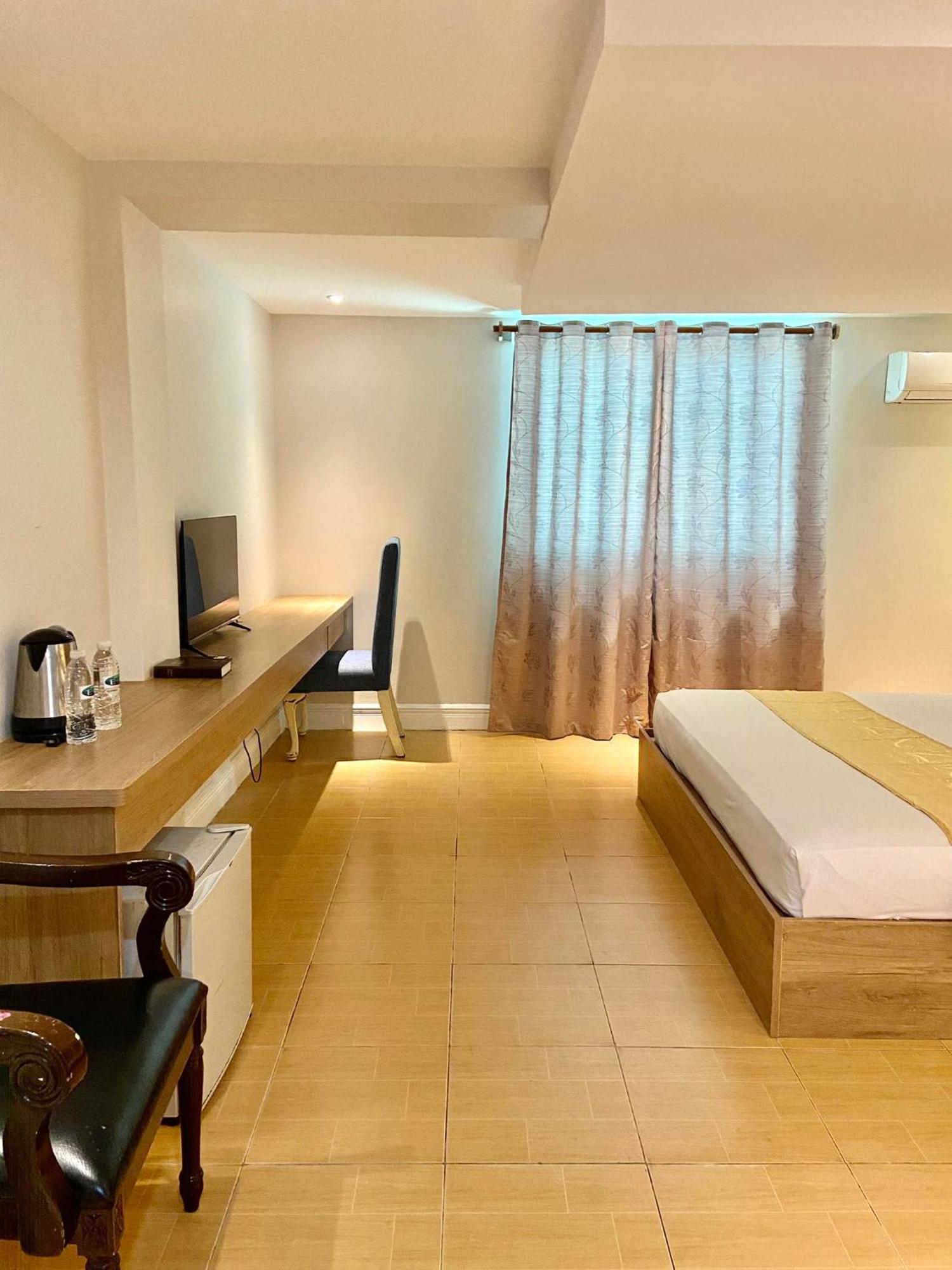 Hotel Euroasia By Bluebookers Angeles Buitenkant foto